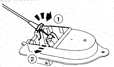 Повернуть привод внутренней ручки двери и отцепить направляющую от тяги привода. Отцепить ниппель в…