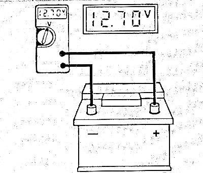 Подсоединить вольтметр к контактам аккумуляторной батареи и измерить напряжение.