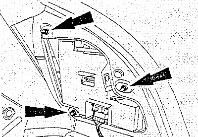 Снять боковую облицовку в багажнике.