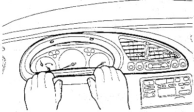 Осторожно подтянуть- козырек вперед и отцепить его внизу от передней панели-в двух местах.