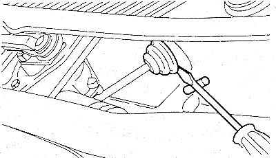 Поддеть и вытащить сквозную втулку для троса из перегородки моторного отсека.