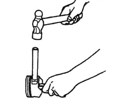 3. С помощью молотка и спецприспособления выпрессуйте поршневой палец.