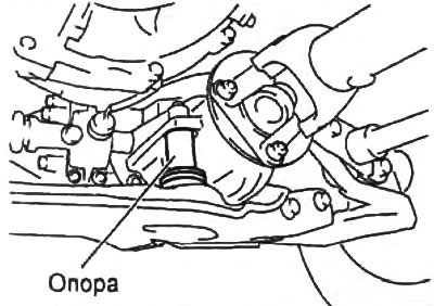 1. Снимите опору переднего редуктора.