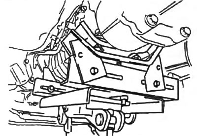4. При помощи второго домкрата поддомкратьте коробку передач.