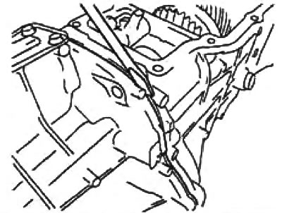 При помощи шлицевой отвертки, установленной как показано на рисунке, отсоедините удлинитель картера…