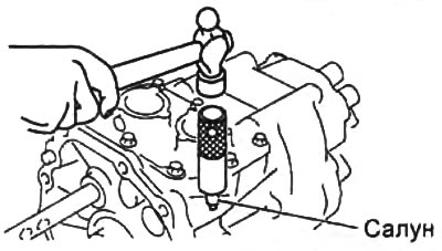 При помощи оправки и молотка установите сапун.