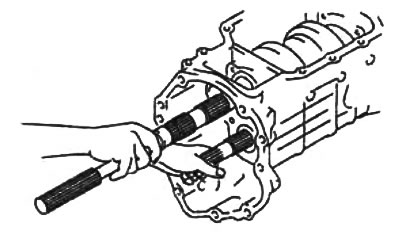 2. Наружные кольца подшипников. Перемещая вторичный и промежуточный валы вперед-назад извлеките…