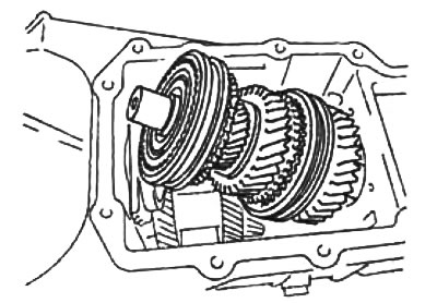 а) Наклоните первичный и вторичный валы в сборе, как показано на рисунке, и снимите вторичный вал.