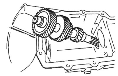 в) Наклоните промежуточный вал, как показано на рисунке, и снимите его.