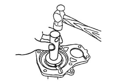 б) При помощи оправки и молотка установите сальник в передний корпус подшипников.