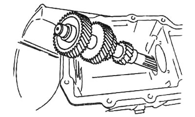 а) Установите промежуточный вал в картер коробки передач.