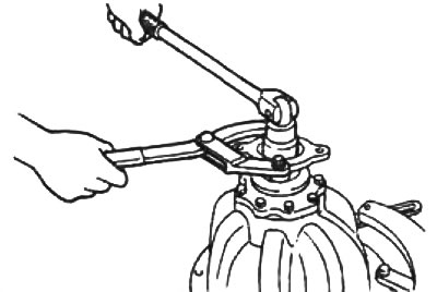 5. Удерживая соединительный фланец спецприспособление, отверните регулировочную гайку ведущей…