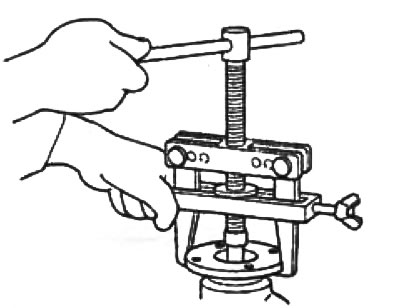 6. При помощи специального съемника снимите соединительный фланец ведущей шестерни.