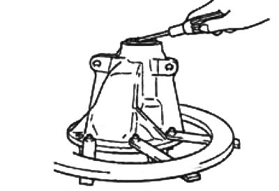 7. При помощи шлицевой отвертки снимите сальник.