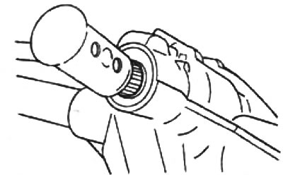 8. При помощи пластикового молотка выбейте ведущую шестерню из корпуса редуктора.