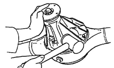 Установите временно два болта крепления редуктора. Ударами медного молотка отсоедините картер…