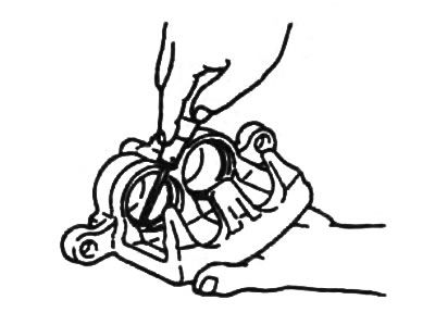 Внимание: не повредите внутреннюю поверхность цилиндра суппорта.