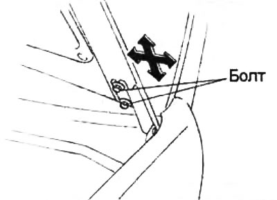 б) Отрегулируйте положение капота, перемещая его вперед-назад и влево-вправо.