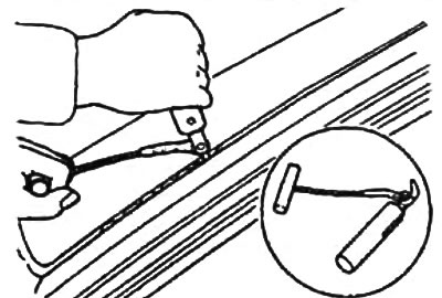 6. Если лобовое стекло не будет повторно устанавливаться, при помощи спецприспособления срежьте…