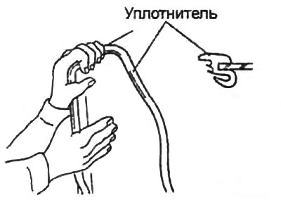 2. Установите уплотнитель на заднее стекло.