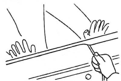 Одновременно потяните за свободные концы шнура и установите стекло на кузов автомобиля.