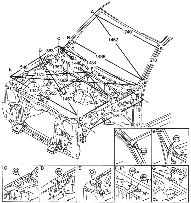 Моторный отсек и проем лобового стекла.