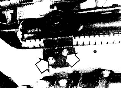 5.7b. Снимите по две гайки (указаны стрелками) с каждого из кронштейнов радиатора