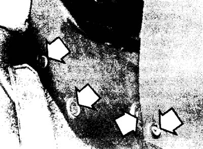11.4а. Снимите винты крепления левой боковой панели центрального пульта
