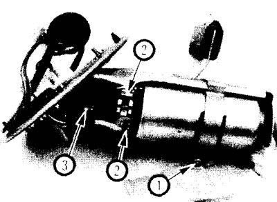7.7. Снимите зажим, электропроводку и шланг 1. Болт ремня; 2. Электрические соединители; 3. Хомут…
