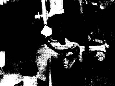 9.13а. Чтобы отсоединить тросик от кронштейна, открутите болт фиксатора (стрелка) и вытяните тросик…