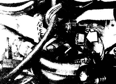 9.5а. Перед проверкой или регулировкой угла опережения зажигания разомкните указанный соединитель…