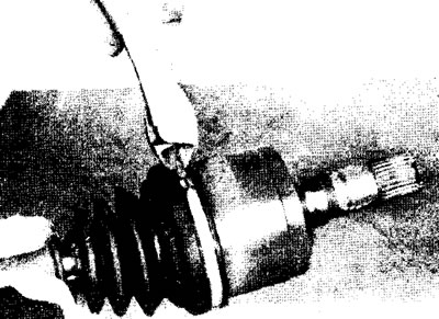 12.3b. Перережьте хомут чехла